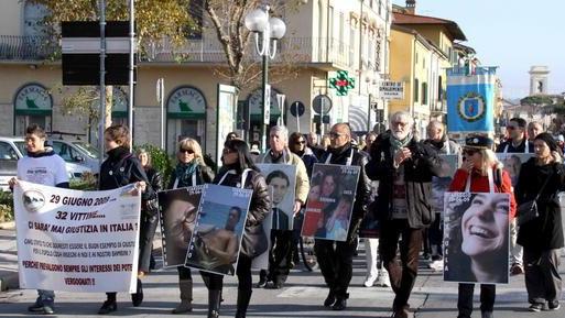 Strage, i familiari alle istituzioni: abbiamo ancora bisogno di voi