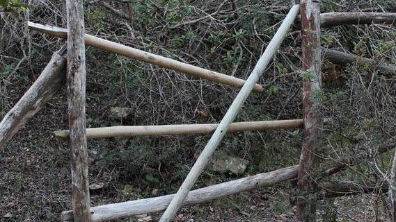 Staccionate e massi, sbarrato il sentiero che va a Galenzana