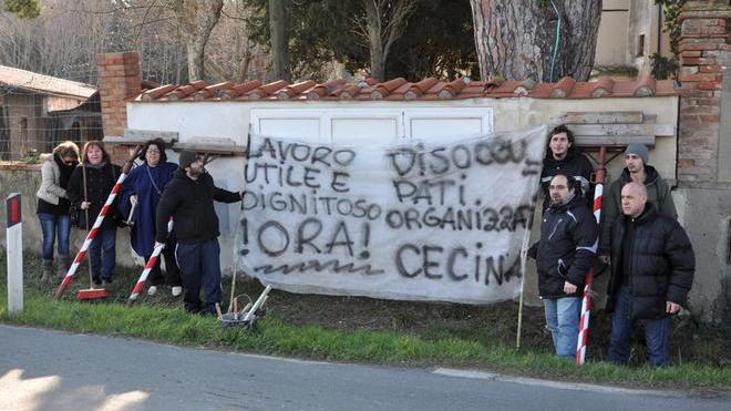 Il lavoro non c’è? «Puliamo la pista ciclabile»