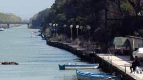 Via alla demolizione dei vecchi pontili