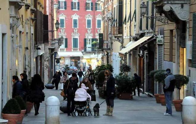 “Delphi blu arancio di Marte” in via Giorgi 