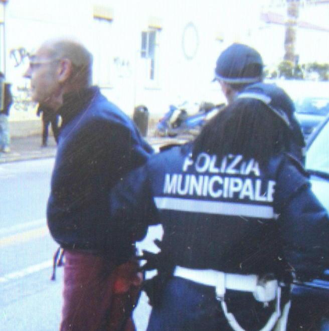Aggredisce i vigili, barista in manette 