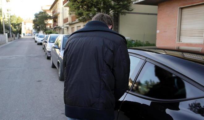 Molesta giovane donna arrestato un pensionato 