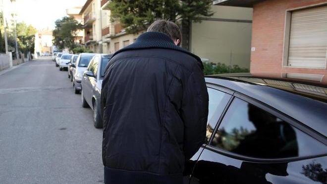 Molesta giovane donna arrestato un pensionato