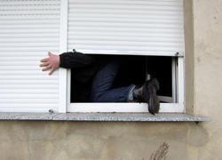 Entra in casa e trova i ladri: denunciati dopo la fuga 