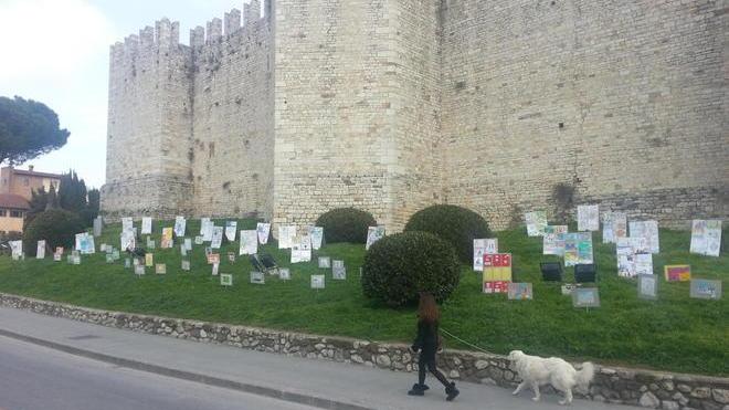Sul prato del Castello dell’Imperatore spuntano mille disegni