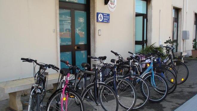 «Di chi sono queste bici rubate?», la Polfer cerca i proprietari