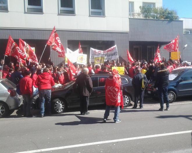 Manifestazione a Bologna dei dipendenti dei supermercati Dico 