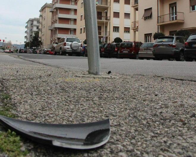 Motociclista travolto da un’auto dei carabinieri, è grave 