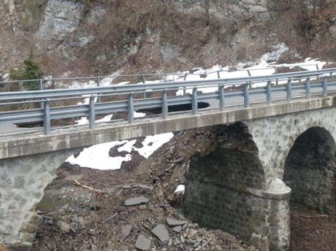 Montese, crollato il ponte sul torrente Rosola 