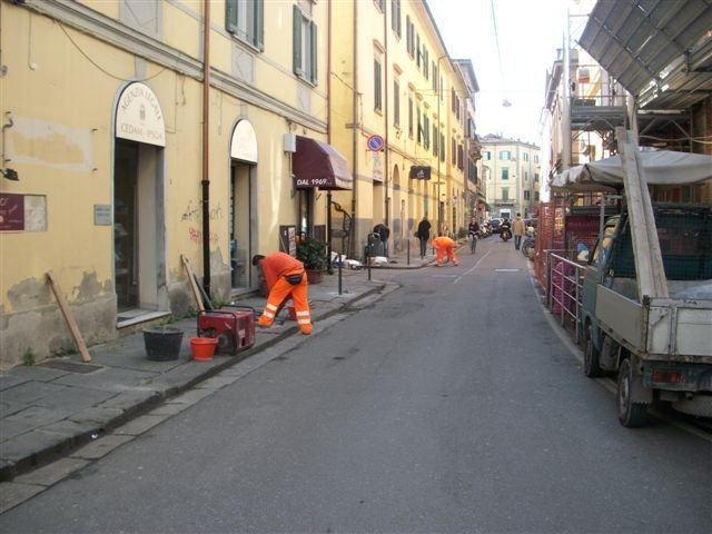 Via Pietrasantina, settanta quintali d'asfalto a caldo per tappare le buche 