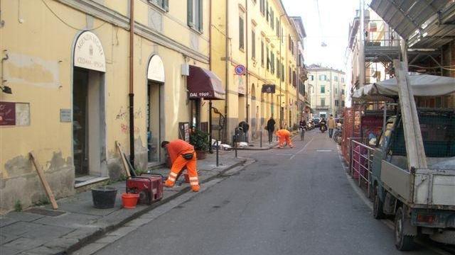 Via Pietrasantina, settanta quintali d'asfalto a caldo per tappare le buche