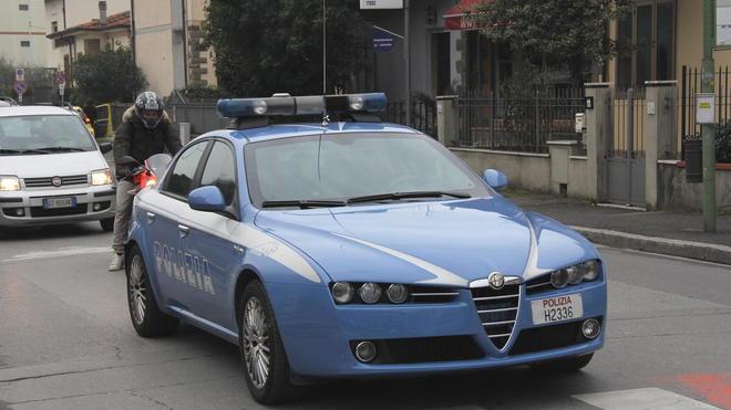 Scende per aprire il garage e viene derubato dell’auto