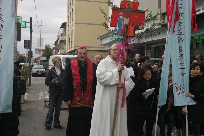 Il vescovo guida la Via Crucis nella chinatown pratese 