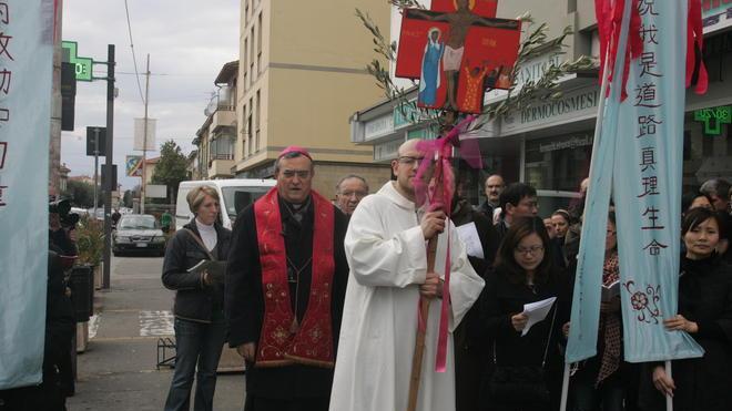 Il vescovo guida la Via Crucis nella chinatown pratese