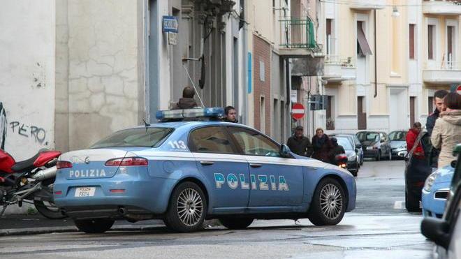 Evade dai domiciliari e scippa anziana: arrestato