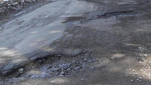 Strada per il Melo piena di buche «E non è solo colpa del ghiaccio»