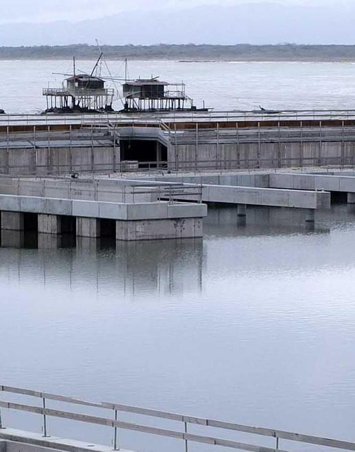 Porto pieno d’acqua bitte sui pontili e muri a faccia vista 