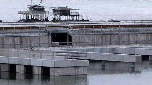 Porto pieno d’acqua bitte sui pontili e muri a faccia vista