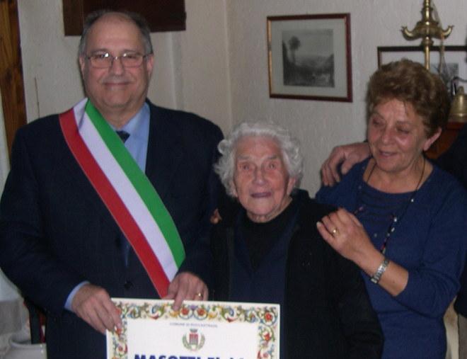 I cento anni di nonna Elvide Festa con il sindaco Innocenti