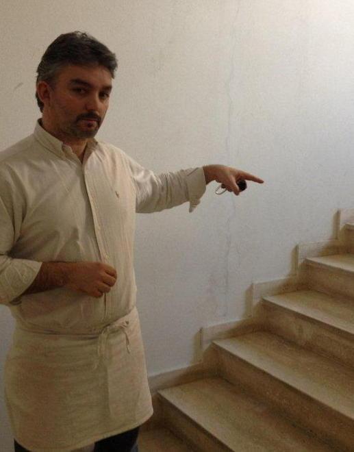 Ristoratore picchiato sulle scale di casa mette in fuga il ladro 
