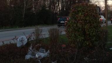 Rifiuti abbandonati su strade e marciapiedi