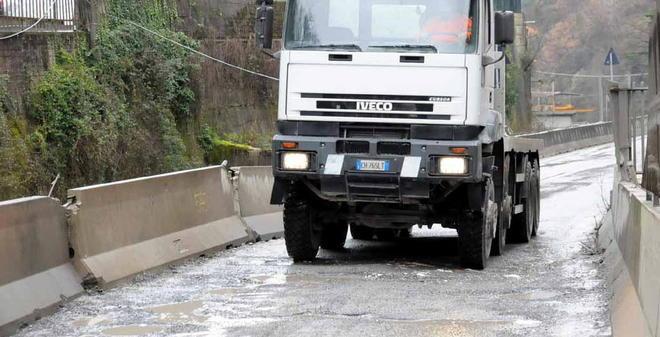«Altro che teloni, si viaggia sulle voragini» 