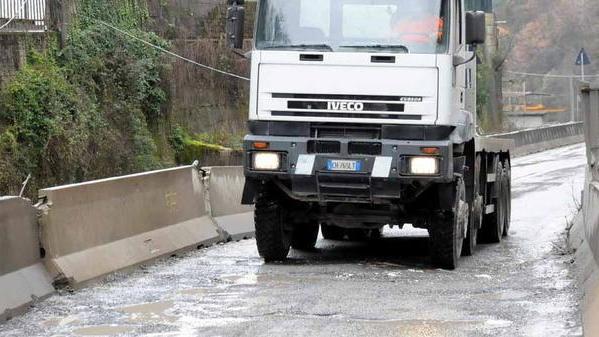 «Altro che teloni, si viaggia sulle voragini»