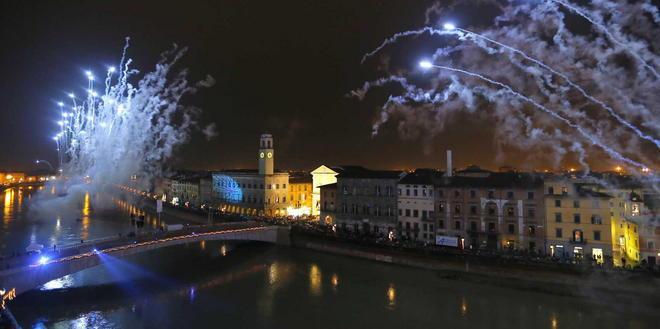 Capodanno pisano: la pioggia non spegne la magia dei fuochi 