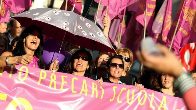 Mamme col fischietto scatta la protesta in piazza