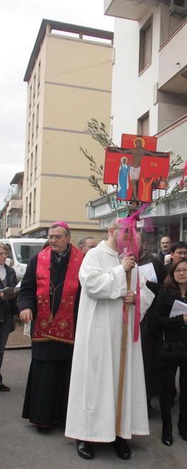 La Via Crucis del silenzio nel quartiere cinese 