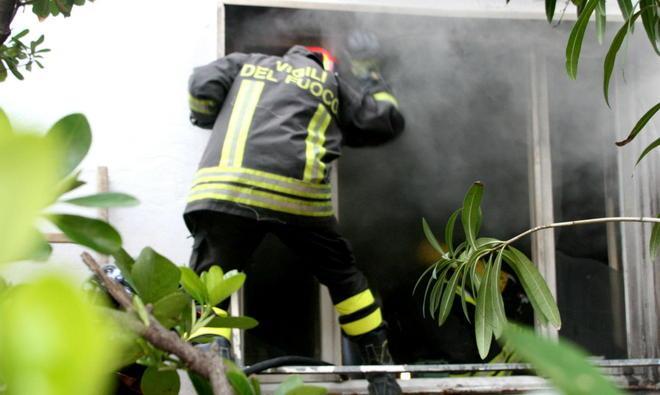 Fiamme in una casa in vendita