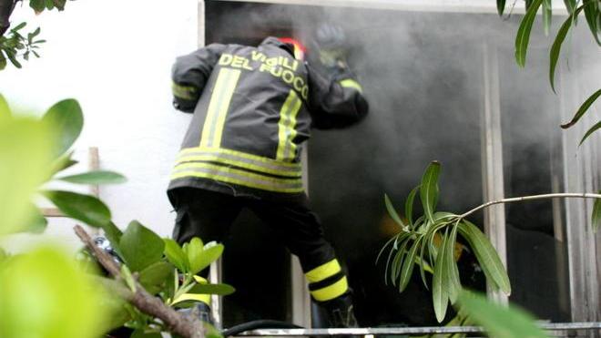 Fiamme in una casa in vendita