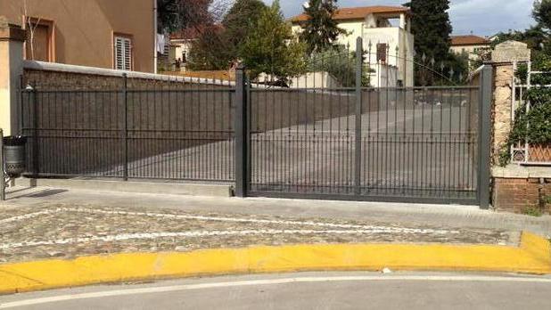Spartitraffico davanti al parcheggio