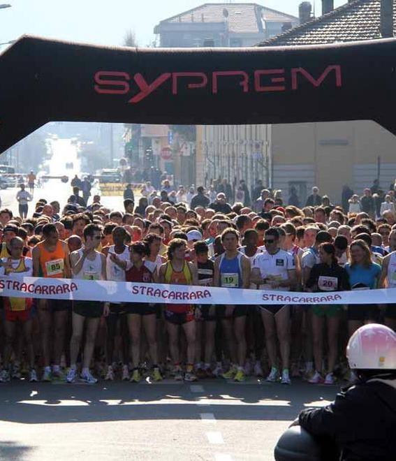 Ecco la Stracarrara: la carica dei mille a corsa per la città