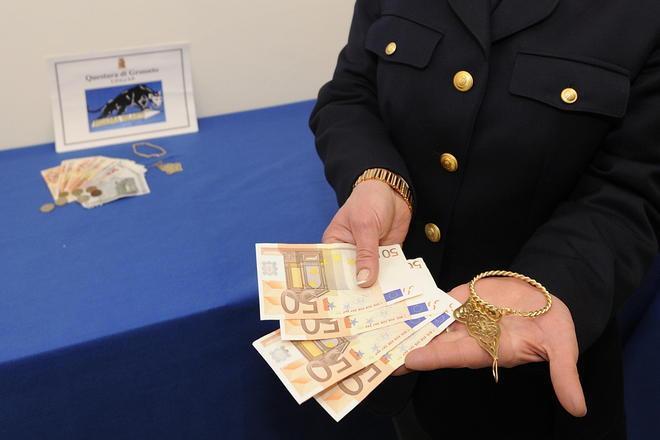 Controlli della polizia nei Compro Oro: denunciati tre commercianti 