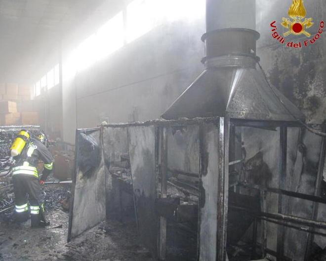 Incendio in una ditta cinese dove si fabbricano grucce 