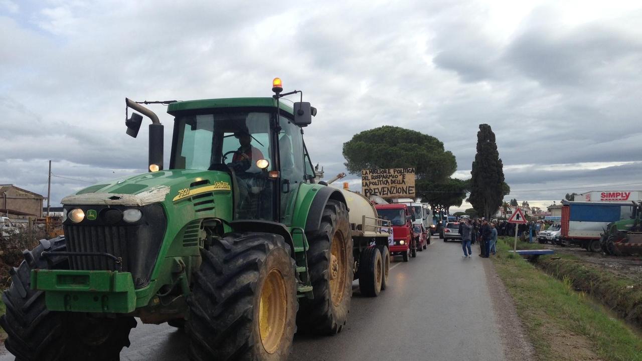 Albinia, la rabbia degli alluvionati marcia sull’Aurelia "Siamo stufi di parole, adesso servono fatti concreti"