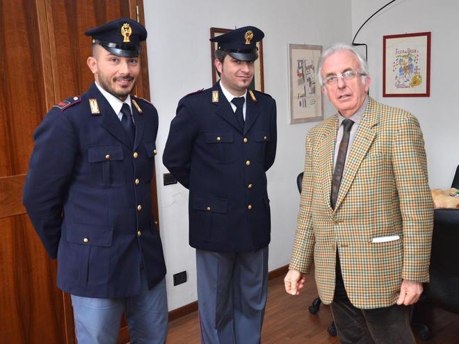 Poliziotti salvano anziano dalle fiamme 