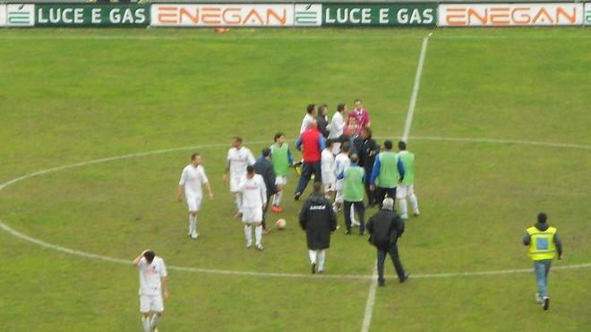 Gli avversari: arbitro inverosimile