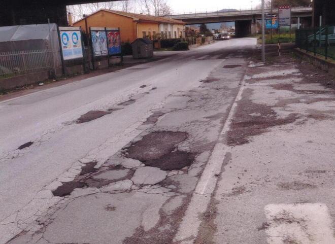 Case lesionate dal traffico in via di Montramito 