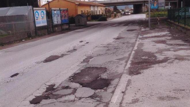 Case lesionate dal traffico in via di Montramito