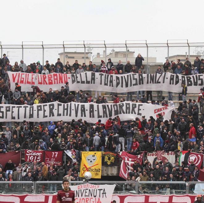 Solo 5000 spettatori, il solito zoccolo duro In curva striscione contro i vigili urbani