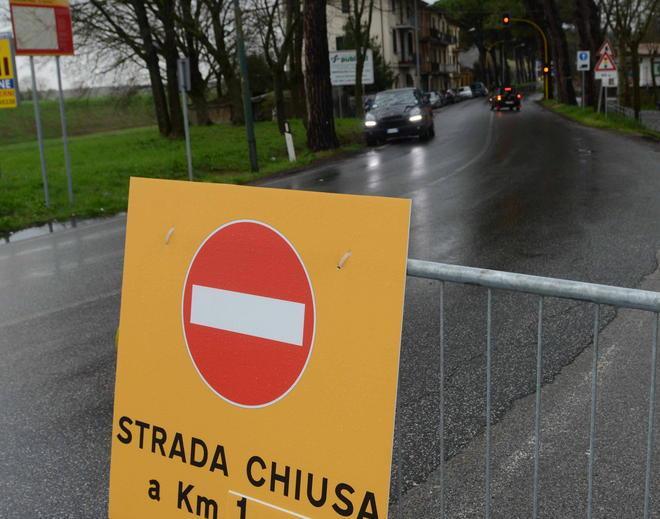 Marcia sulla strada chiusa per riaprire la Francesca