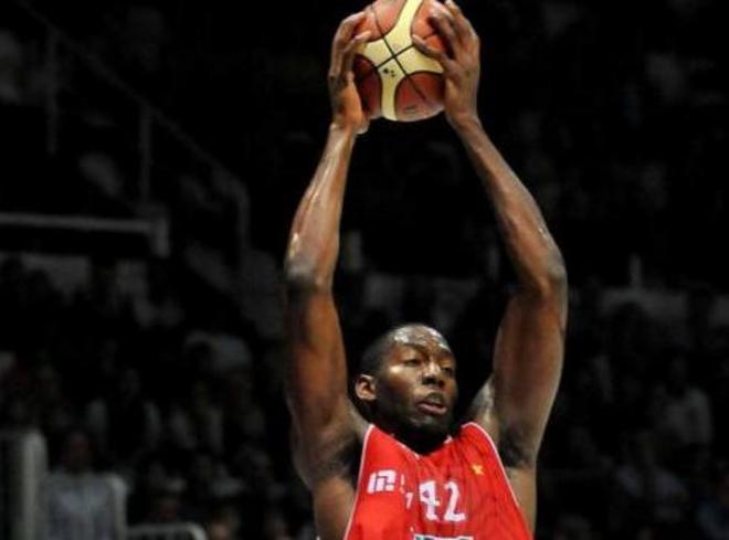 Varese allunga scivolone di Sassari 