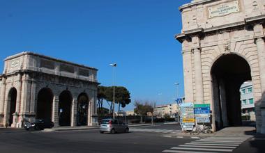 Incidente a Barriera Margherita, scooterista cade e sbatte la testa 