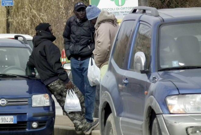 «Il parcheggio dell’ospedale in balia degli extracomunitari» 