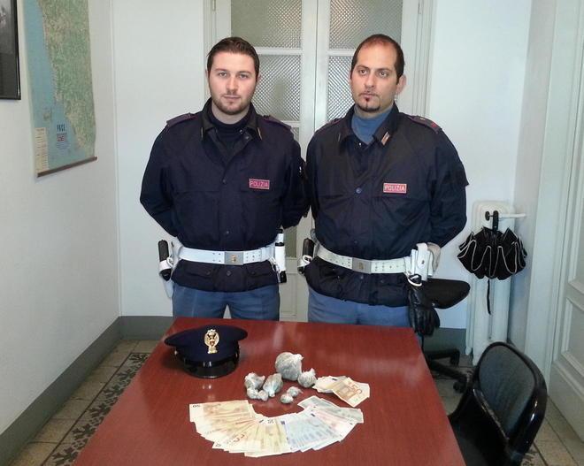 Vende droga a un minorenne in un giardino di Empoli: arrestato 