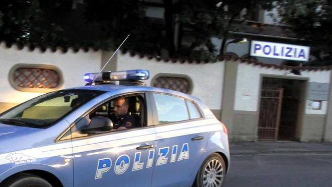 Si finge corriere e truffa un negozio di abbigliamento di Empoli