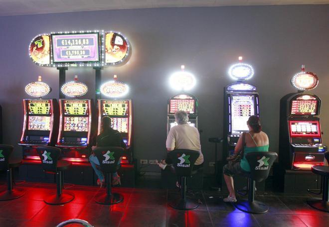 Rubano monete dalle slot machine della Sala Bingo: due arresti 
